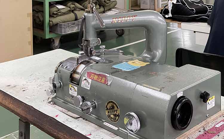 I-H43-leatherski Factory_Facility裁断・縫製・革加工設備 革すき機|冨士ファニチア